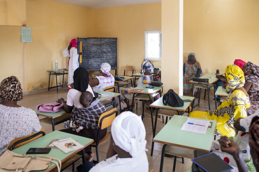 Classe d’alphabetisation pour les femmes a Ndayane.
